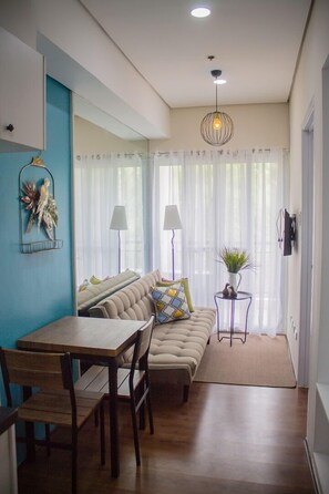 华丽公寓式客房, 1 张双人床和 1 张沙发床 | 起居区 | 平板电视