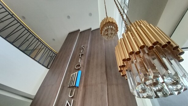 Um interior moderno com uma parede de madeira exibindo o nome "STUDIO UNO".
