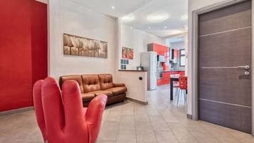 Căn hộ, 2 phòng ngủ | Khu phòng khách | TV màn hình phẳng