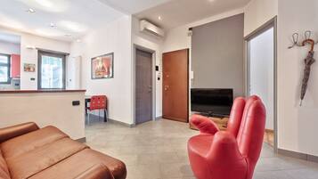 Căn hộ, 2 phòng ngủ | Khu phòng khách | TV màn hình phẳng