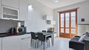 Apartamento, 1 quarto | Área de estar | TV de tela plana