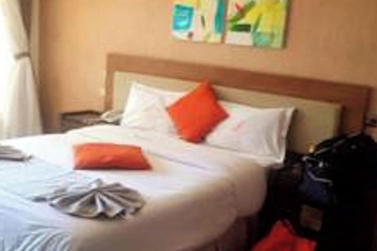 Escritorio, cortinas blackout, wifi gratis y decoración personalizada 