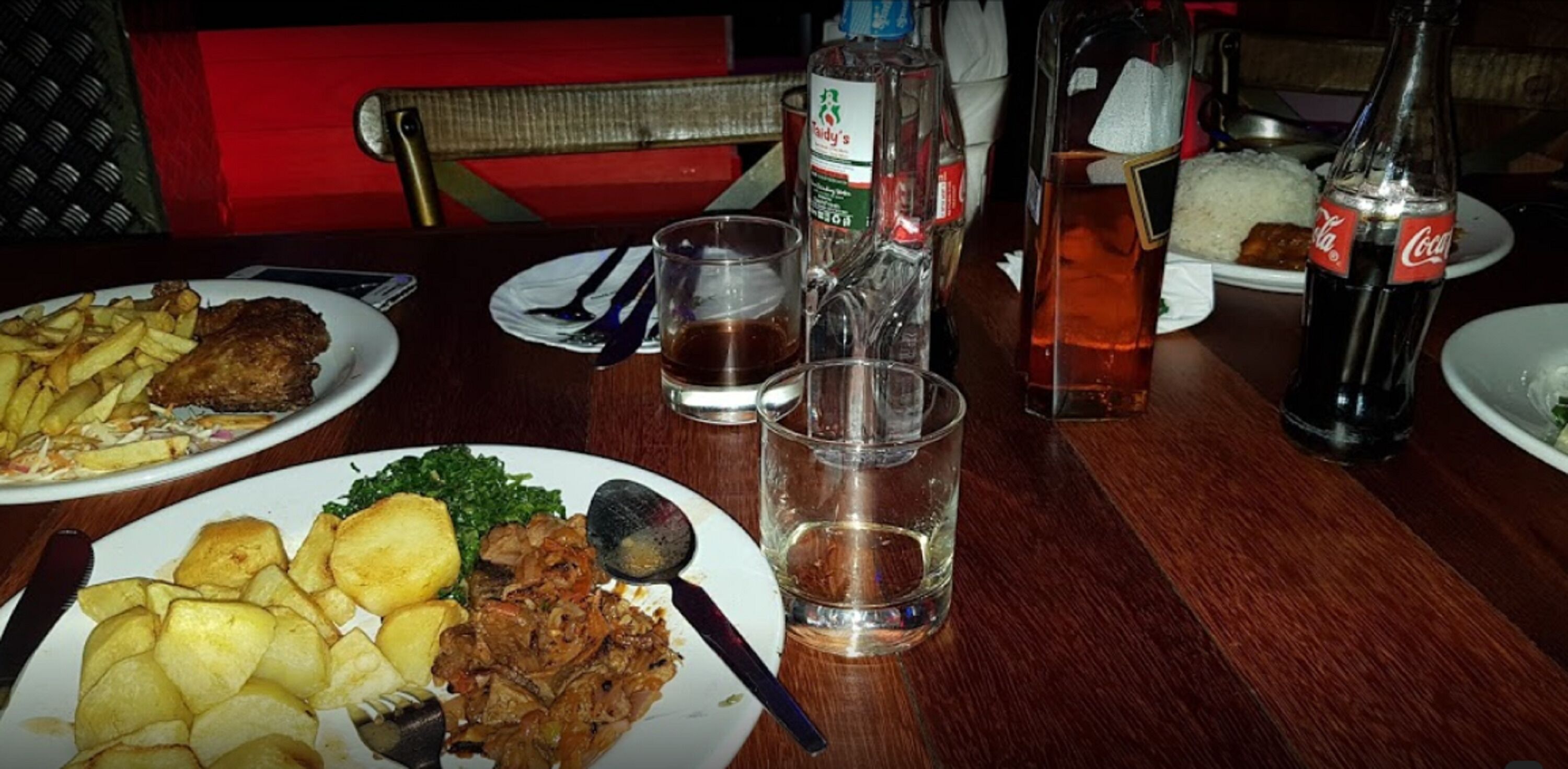 Se sirven desayunos, almuerzos y cenas; cocina local e internacional