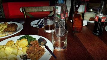 Se sirven desayunos, almuerzos y cenas; cocina local e internacional