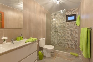 Dusche, kostenlose Toilettenartikel, Haartrockner, Handtücher