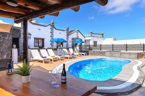 Spacious Villa "Las Calderetas" with Mountain View, Wi-Fi, Terrace & Pool