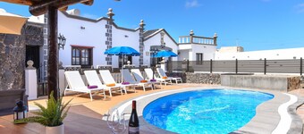 Spacious Villa "Las Calderetas" with Mountain View, Wi-Fi, Terrace & Pool