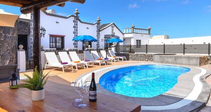 Geräumige Villa "Las Calderetas" mit Bergblick, WLAN, Terrasse & Pool