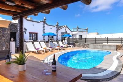 Spacious Villa "Las Calderetas" with Mountain View, Wi-Fi, Terrace & Pool