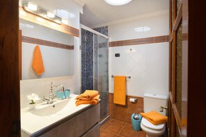 Ducha, artículos de higiene personal gratuitos y secador de pelo