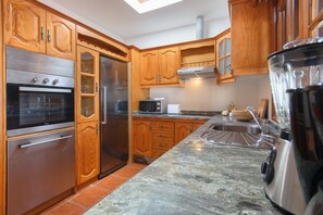 Køleskab, mikrobølgeovn, ovn, kogeplade