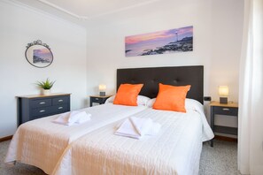 4 bedrooms, iron/ironing board, free WiFi, bed sheets - Spacious Villa "Las Calderetas" with Mountain View, Wi-Fi, Terrace & Pool (Mancha Blanca, Tinajo)