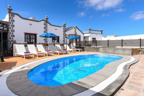 Geräumige Villa "Las Calderetas" mit Bergblick, WLAN, Terrasse & Pool