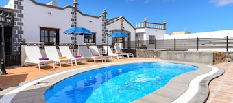 Spacious Villa "Las Calderetas" with Mountain View, Wi-Fi, Terrace & Pool