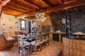 Dining - Spacious Villa "Las Calderetas" with Mountain View, Wi-Fi, Terrace & Pool (Mancha Blanca, Tinajo)