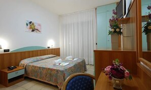 ห้องดับเบิลหรือทวิน, ระเบียง, วิวทะเล | โต๊ะทำงาน, เปล/เตียงเด็กอ่อน (ฟรี), Wi-Fi ฟรี, ผ้าปูที่นอน