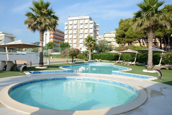 สระว่ายน้ำกลางแจ้งเปิดตามฤดูกาล