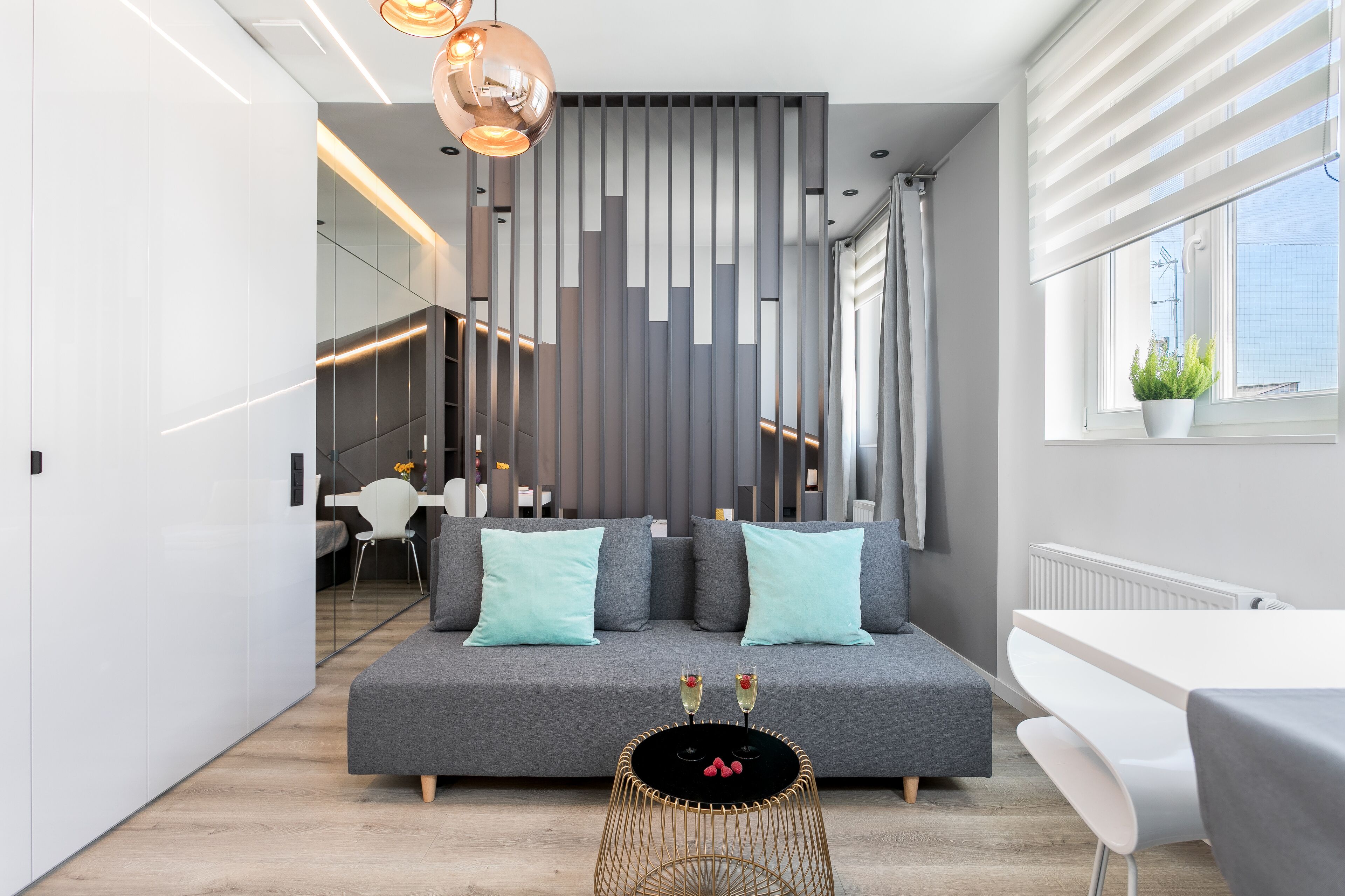 Suite estudio de lujo, 1 cama matrimonial y sofá cama (Rakowicka 6 st.) | Sala de estar | Televisión de pantalla plana de 42 pulgadas con canales por cable 