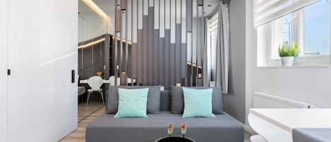 Luxe studio suite, 1 tweepersoonsbed met slaapbank (Rakowicka 6 st.) | Woonkamer | Een 42-inch flatscreentelevisie met kabelzenders en televisie