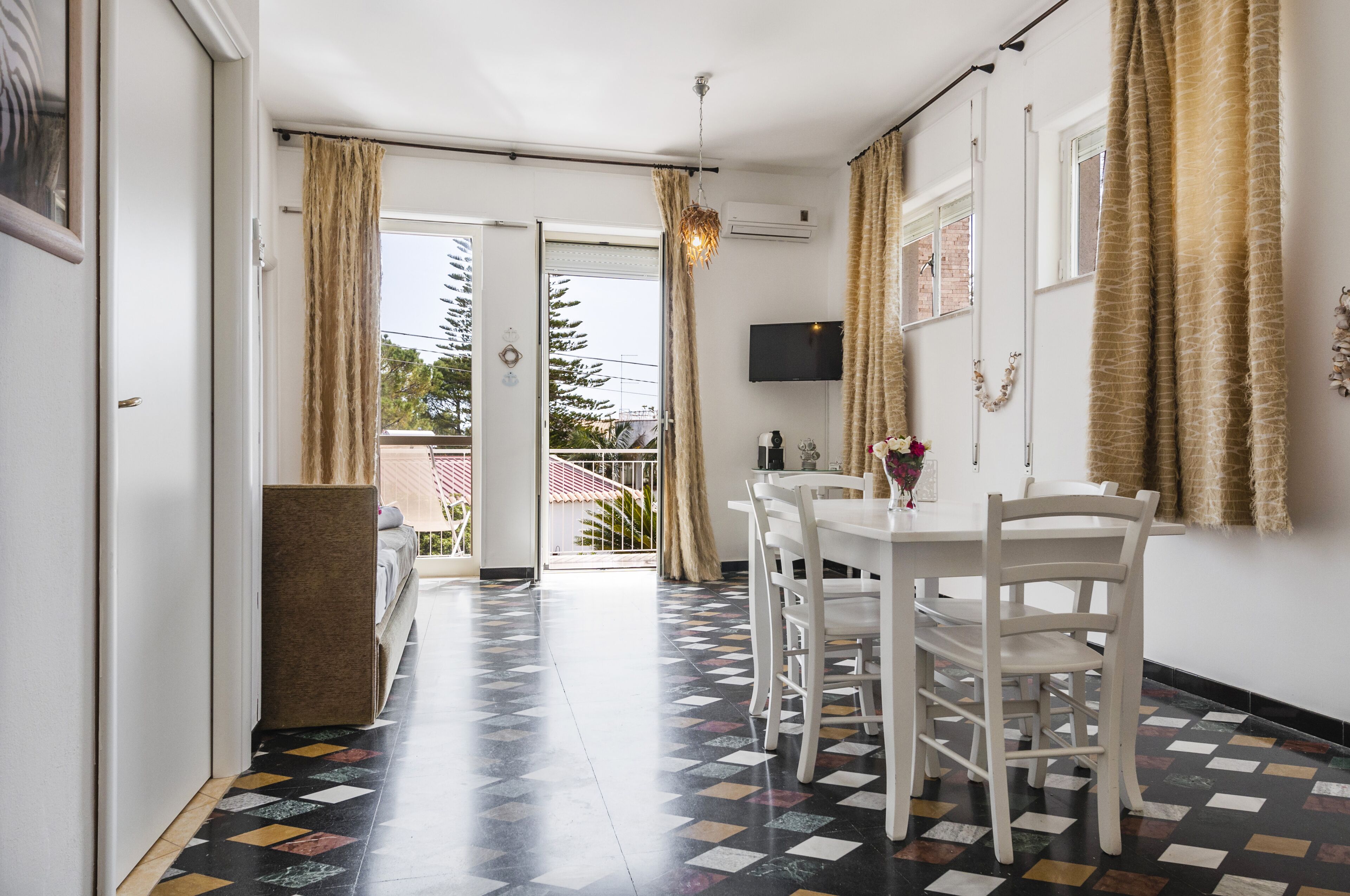 Appartement Premium, 1 chambre, balcon | Coin séjour | Télévision à écran plat