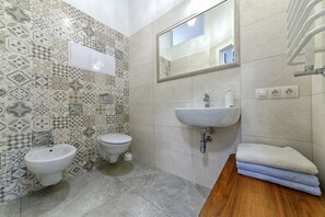 Soap, shampoo, toilet paper - Two bedroom apartment in the city centre (Minsk)
