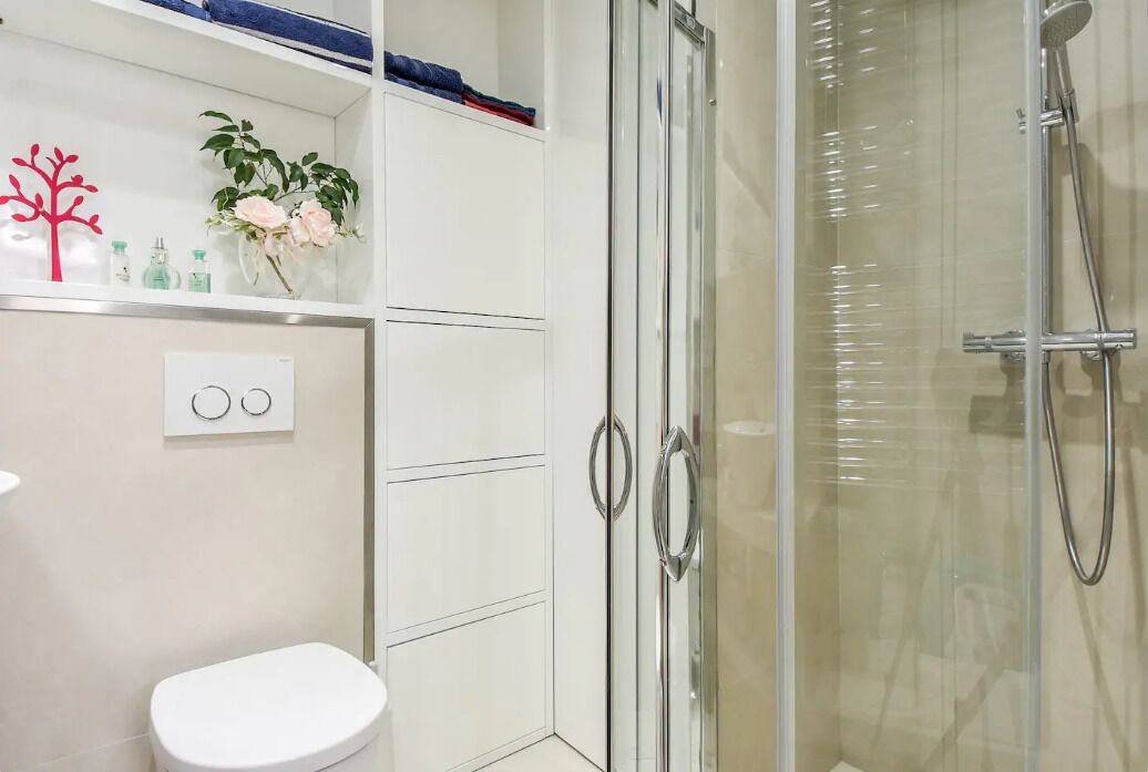 Towels, shampoo, toilet paper