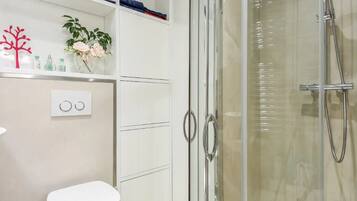 Towels, shampoo, toilet paper