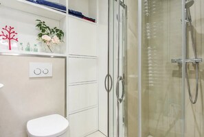 Towels, shampoo, toilet paper - Charming Renovated 1BR Apart. In Heart Of Monaco (Monaco)