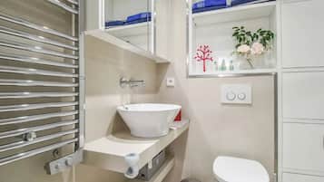 Toalhas de banho, shampoo, papel higiênico