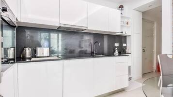 Geladeira, micro-ondas, fogão, cooktop