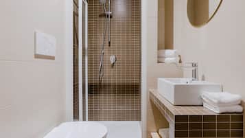 Chambre Double Deluxe, réfrigérateur, vue jardin | Salle de bain