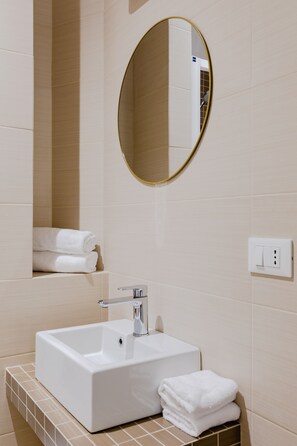 Chambre Deluxe double, réfrigérateur, vue sur le jardin | Salle de bain | Douche, douche cascade, séchoir à cheveux, pantoufles