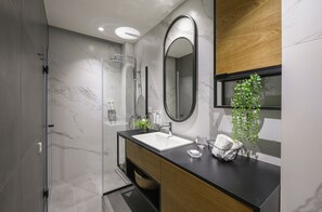 Appartement (Eudaimonia Suite) | Badkamer met douche