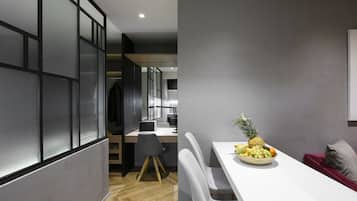 Appartement, 1 chambre (Ataraxia Suite) | Coin séjour | TV connectée