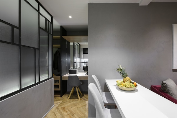 Apartamento, 1 quarto (Ataraxia Suite) | Área de estar | Smart TV