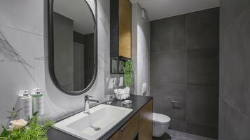 Appartement (Eudaimonia Suite) | Badkamer | Een douche, designer toiletartikelen, een haardroger, pantoffels