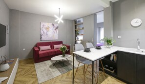 Apartment (Eudaimonia Suite) | Living area | Smart TV - Olvios Luxury Suites (Thessaloniki)