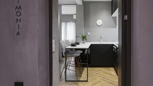 Leilighet (Eudaimonia Suite) | 1 soverom, skrivebord, skrivebord for bærbar PC og strykejern/-brett