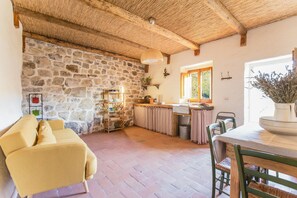 TV - The stable Apartment in a farmhouse (bango a ripoli)