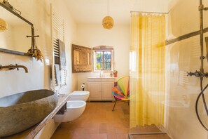 Dusche, Haartrockner, Bidet, Handtücher