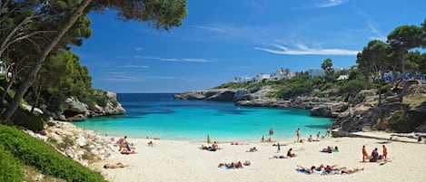 Sur la plage, sable blanc, chaise longue, parasol