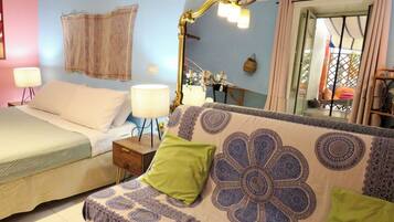 1 habitación, tabla de planchar con plancha y cuna de viaje
