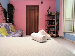 1 chambre, fer et planche à repasser, lit de bébé portatif