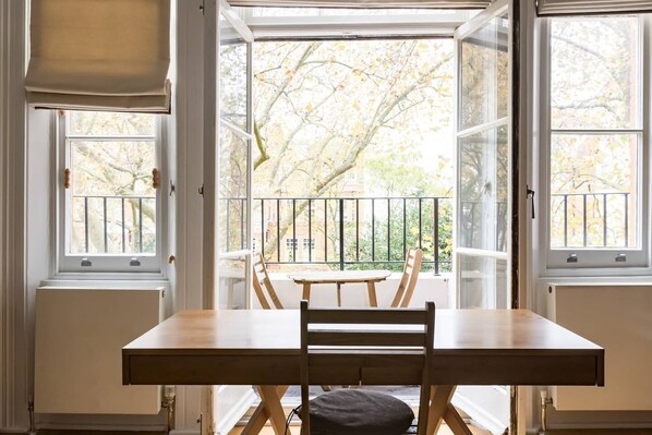 Dining - Luxury, spacious apartment with garden view (London)