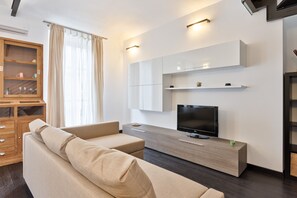 Apartamento, 1 quarto | Sala de estar | TV de tela plana