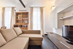 Apartamento, 1 quarto | Área de estar | TV de tela plana