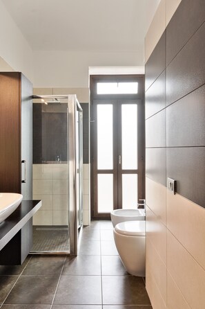 Apartamento, 1 quarto | Banheiro | Chuveiro, chuveiro com efeito de chuva, secador de cabelo, bidê
