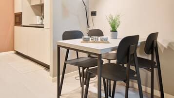 Apartment, 1 Schlafzimmer | Essbereich im Zimmer