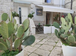Front of property - La Maison (Trani)