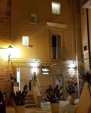Front of property - La Maison (Trani)